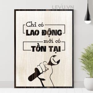 Tranh Quotes hay LEVU081 bang go khac slogan Chi co Lao Dong moi co Ton Tai 24