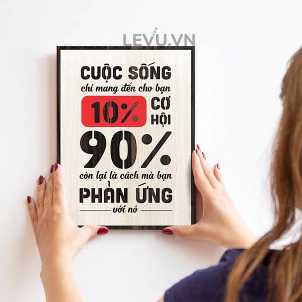 Tranh slogan thương hiệu LEVU112 "Cuộc sống chỉ mang đến cho bạn 10% cơ hội, 90% còn lại là cách bạn phản ứng với nó"