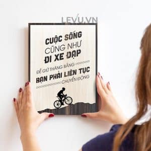 Tranh treo tuong cong ty LEVU072 Cuoc song cung giong nhu di xe dap de giu thang bang ban phai lien tuc chuyen dong 11