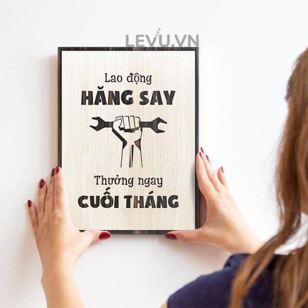 Tranh treo tuong dep LEVU025 Lao dong hang say thuong ngay cuoi thang 11