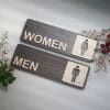 Bộ 2 bảng gỗ trang trí dán cửa nhà vệ sinh toilet Men - Women LEVU-TL18