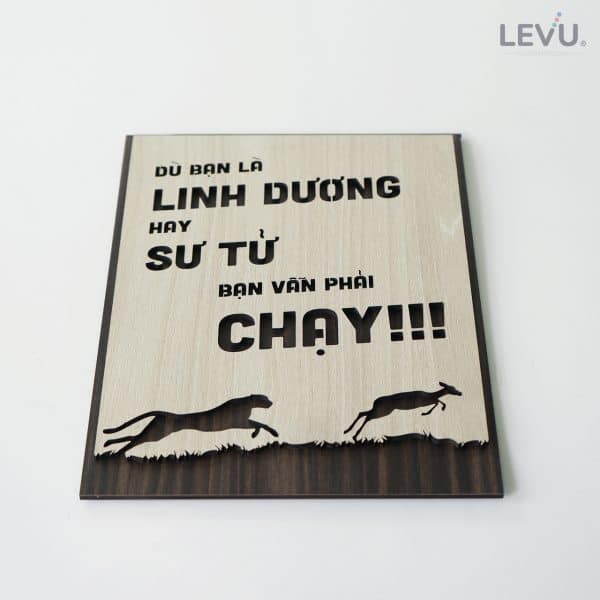 Tranh Slogan LEVU034 "Dù bạn là linh dương hay sư tử bạn vẫn phải chạy"