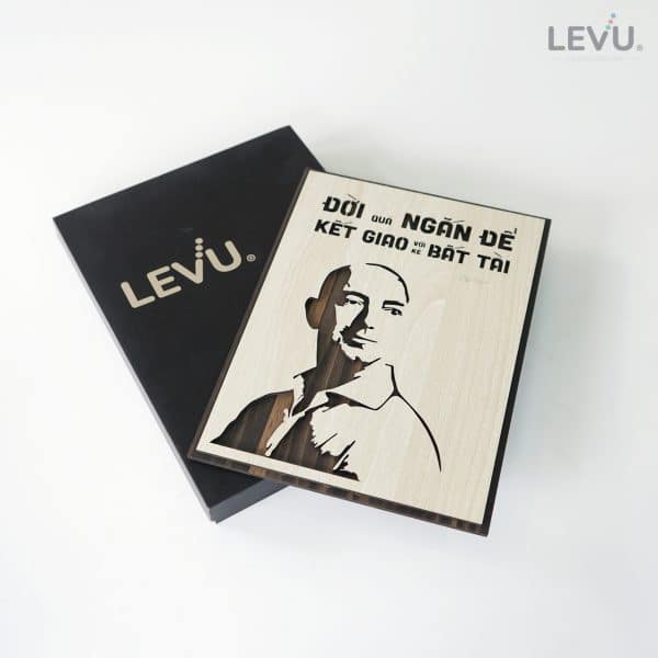 Tranh Gỗ Jeff Bezos LEVU-NT12 “Đời quá ngắn để kết giao với kẻ bất tài”