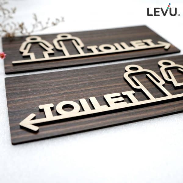 Bảng gỗ toilet có mũi tên chỉ hướng đến nhà vệ sinh LEVU-TL30