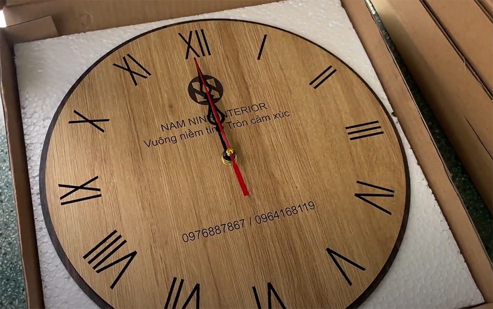 Gia công đồng hồ gỗ khắc thương hiệu làm quà tặng khách hàng đối tác