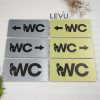 Bảng nhôm alu WC chỉ hướng đến khu vực nhà vệ sinh LEVU-ALU05