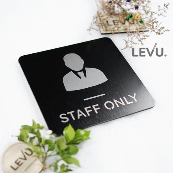Bảng alu đen khắc laser trang trí Staff Only LEVU-ALU16