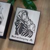 Tranh Treo tường Công Giáo LEVU CG008: Bình an trong tay Mẹ