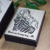 Tranh Treo tường Công Giáo LEVU CG008: Bình an trong tay Mẹ