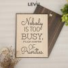 Tranh gỗ khắc chữ tiếng Anh LEVU EN29: Nobody is too busy, it's just a matter of Priorities