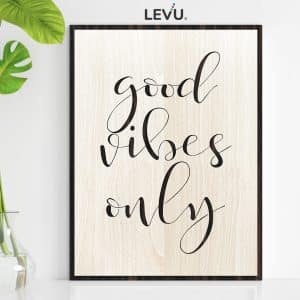 Tranh gỗ văn phòng tiếng Anh LEVU EN30: Good vibes only