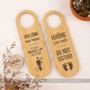 Bảng yêu cầu dọn phòng khách sạn bằng gỗ 2 mặt móc treo tay nắm cửa hotel song ngữ LEVU-BG21S