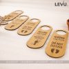 Bảng yêu cầu dọn phòng khách sạn bằng gỗ 2 mặt móc treo tay nắm cửa hotel song ngữ LEVU-BG21S