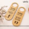Bảng yêu cầu dọn phòng khách sạn bằng gỗ 2 mặt móc treo tay nắm cửa hotel song ngữ LEVU-BG21S