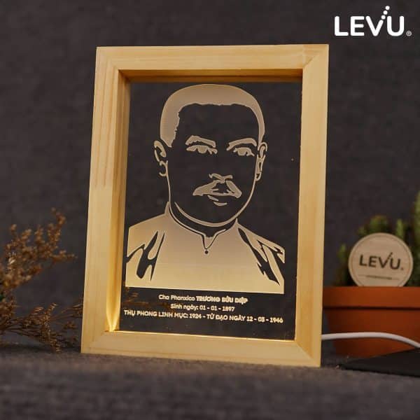 Đèn bàn khung gỗ khắc tranh chân dung cha Phanxico Trương Bửu Diệp LEVU-DCG12