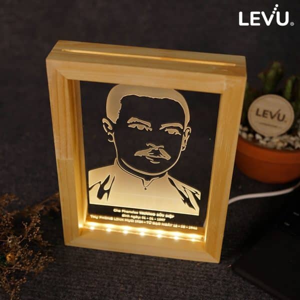 Đèn bàn khung gỗ khắc tranh chân dung cha Phanxico Trương Bửu Diệp LEVU-DCG12