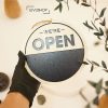 Bảng gỗ treo 2 mặt Open Closed viết phấn giờ đóng mở cửa quán LEVU-BG36