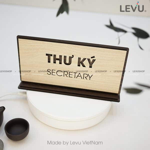 Bảng chức danh để bàn thư ký secretary bằng gỗ có chân đế LEVU BG49
