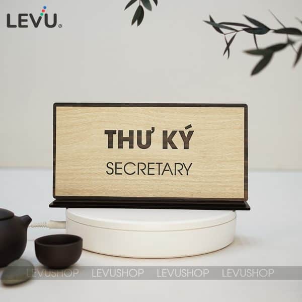 Bảng chức danh để bàn thư ký secretary bằng gỗ có chân đế LEVU BG49