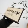 Bảng gỗ bàn đã đặt reserved có chân đế để bàn LEVU BG44