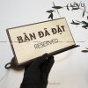 Bảng gỗ bàn đã đặt reserved có chân đế để bàn LEVU BG44