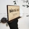 Bảng gỗ bàn đã đặt reserved có chân đế để bàn LEVU BG44
