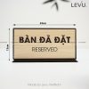 Bảng gỗ bàn đã đặt reserved có chân đế để bàn LEVU BG44