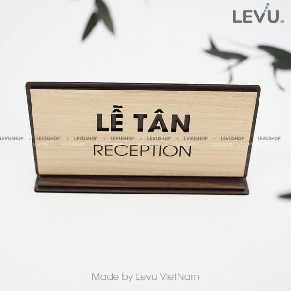 Bảng gỗ chức danh để bàn lễ tân reception LEVU BG46