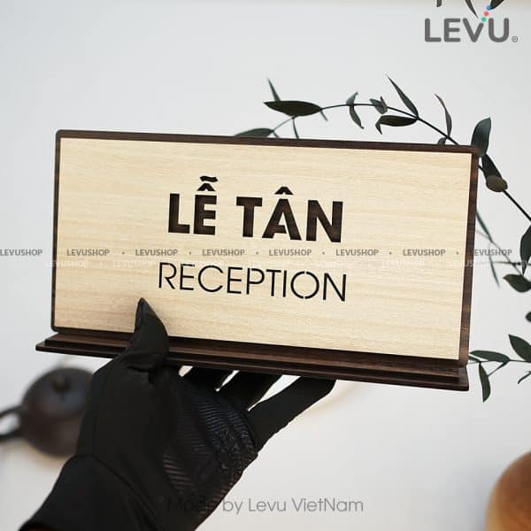 Bảng gỗ chức danh để bàn lễ tân reception LEVU BG46