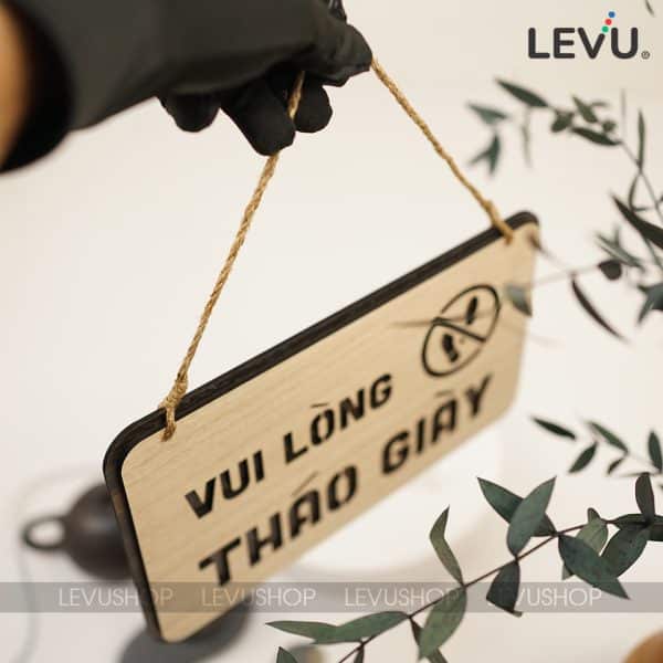 Bảng gỗ treo vui lòng tháo giày trang trí cửa LEVU-BG41