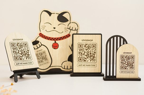 Bảng gỗ QR code để bàn khắc mã QR nội dung theo yêu cầu