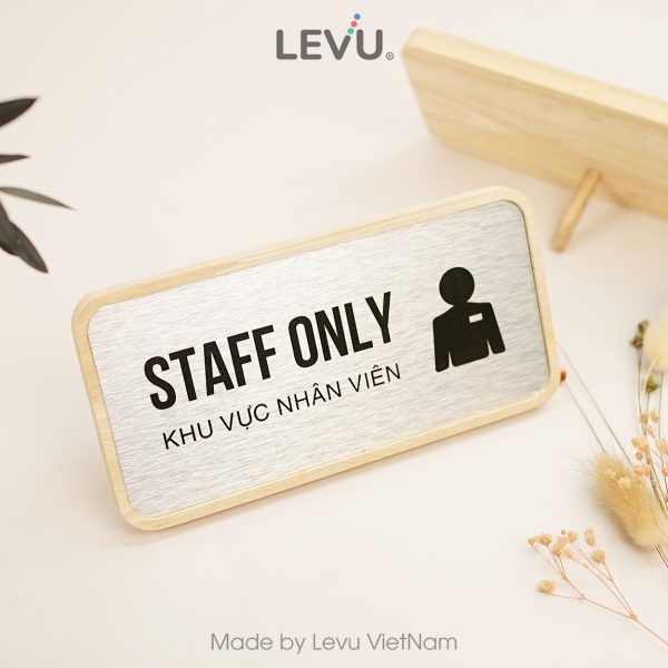 Bảng gỗ staff only để bàn khu vực dành riêng cho nhân viên