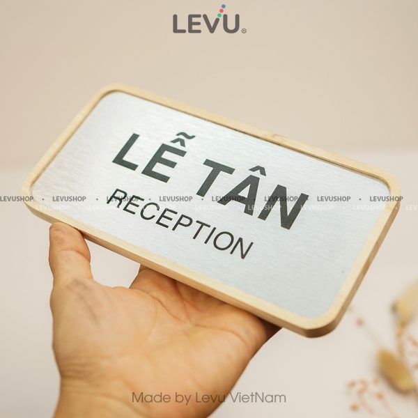 Bảng hiệu gỗ quầy lễ tân, biển tên lễ tân để bàn chức danh reception