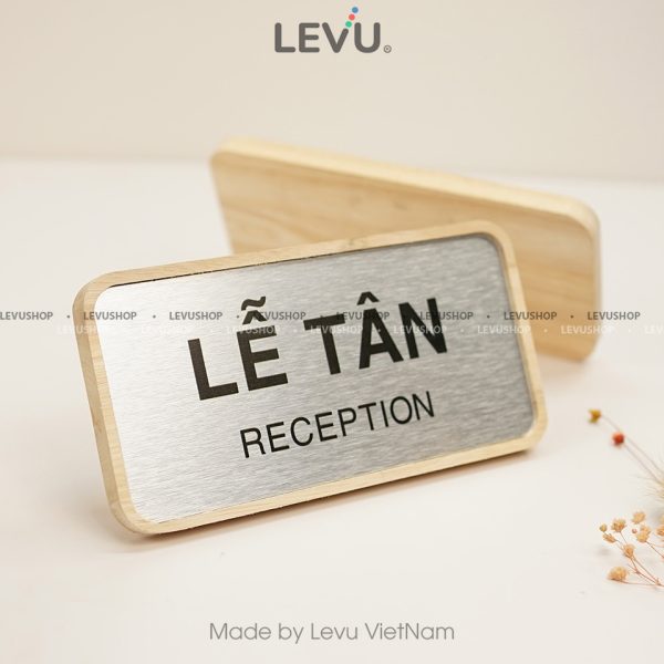 Bảng hiệu gỗ quầy lễ tân, biển tên lễ tân để bàn chức danh reception