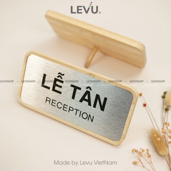 Bảng hiệu gỗ quầy lễ tân, biển tên lễ tân để bàn chức danh reception