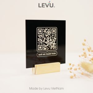 Bảng QR code để bàn LEVU nền mica đen chân đế gỗ 10x12cm khắc nội dung theo yêu cầu MCK-QR01