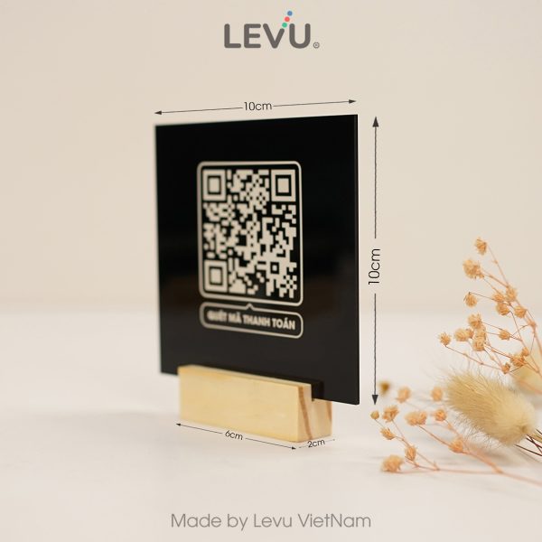 Bảng QR code để bàn LEVU nền mica đen chân đế gỗ 10x12cm khắc nội dung theo yêu cầu MCK-QR01