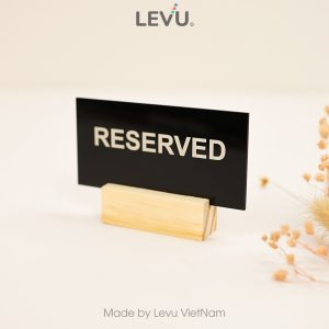Bảng reserved để bàn LEVU mica đen chân đế gỗ 6x10c