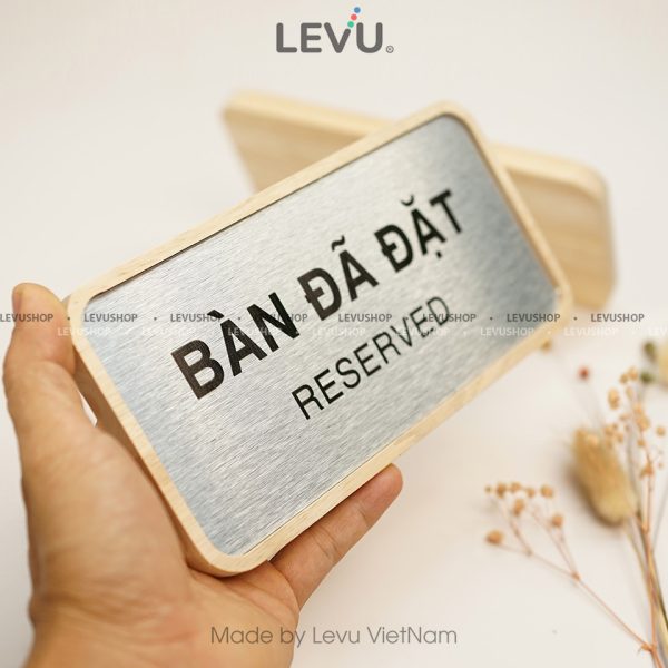 Biển gỗ để bàn đã đặt reserved cho nhà hàng quán ăn nơi có bàn đã đặt trước