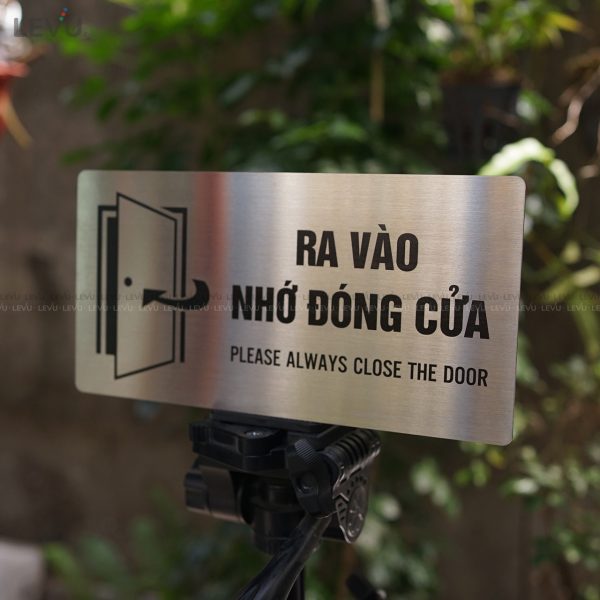 Bảng inox ra vào nhớ đóng cửa LEVU IN43 - Hình ảnh 9