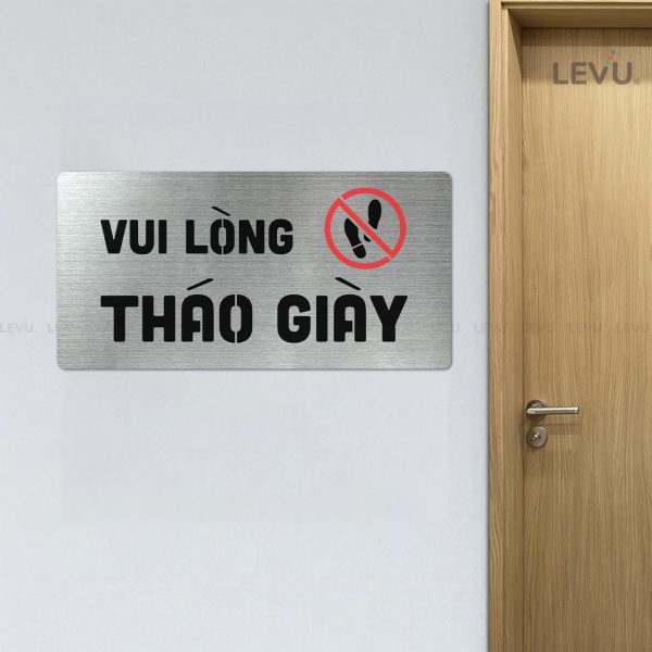 Bảng inox vui lòng tháo giày LEVU IN41 dán cửa trang trí