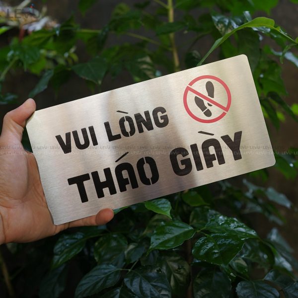 Bảng inox vui lòng tháo giày LEVU IN41 dán cửa trang trí