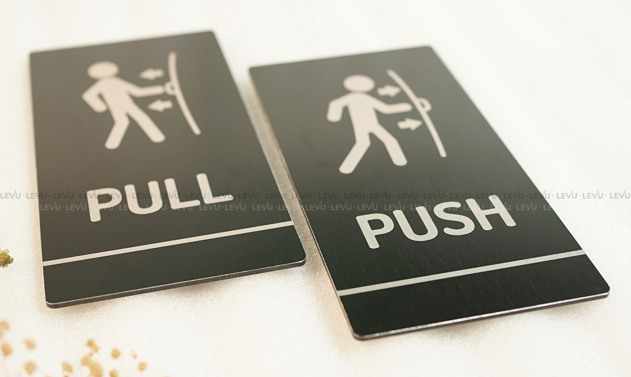 Bảng hiệu trang trí cửa pull push alu đen LEVU ALD-BG59