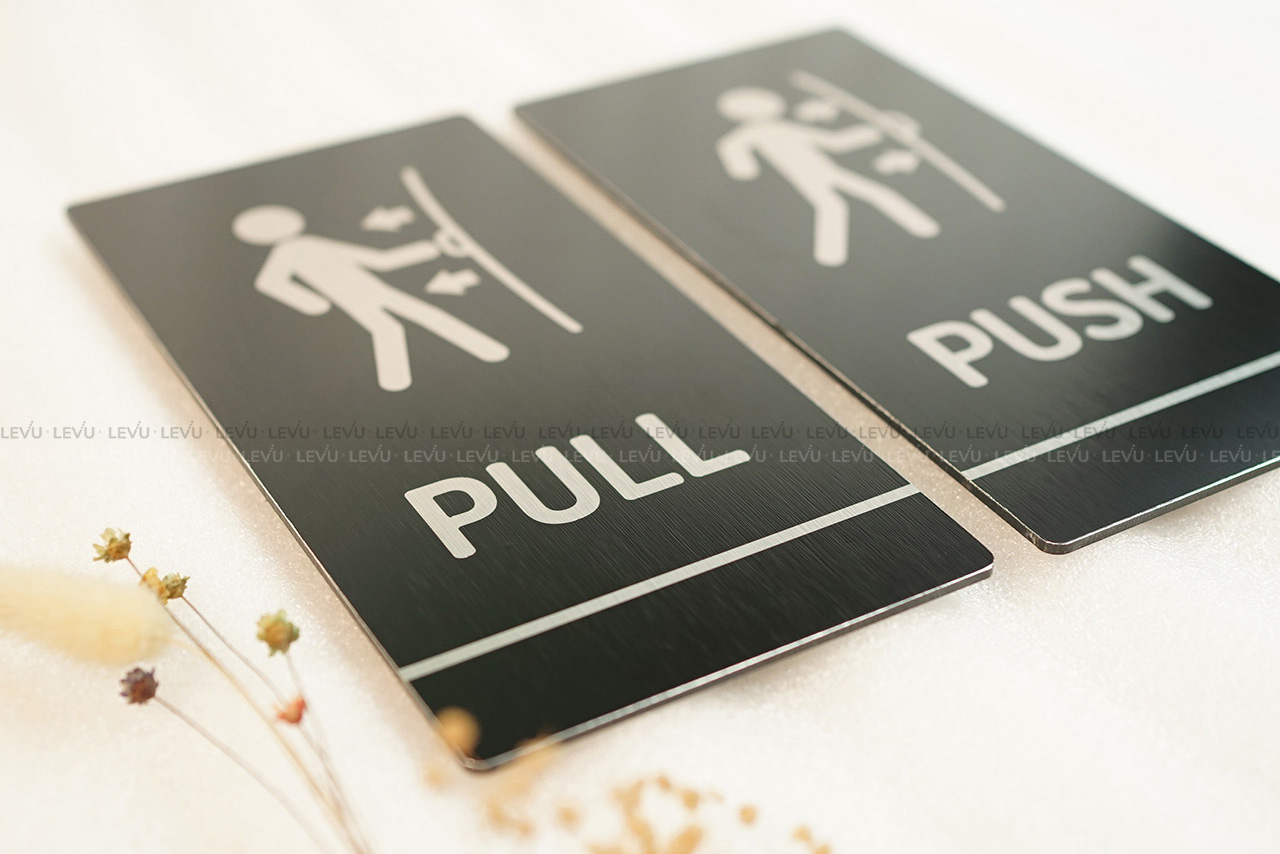 Bảng hiệu trang trí cửa pull push alu đen LEVU ALD-BG59