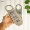 bang treo cua phung khoch san inox khac laser 2 mat cao cap levu inlv01 8x25cm you cau don phung 2
