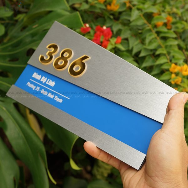 Bảng số nhà alu bạc xước chữ nổi mica gương vàng cao cấp LEVU ALSN07