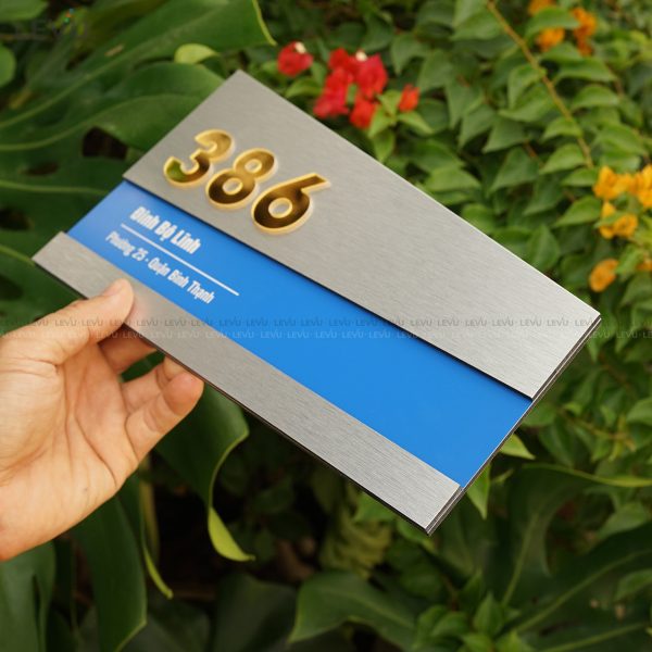 Bảng số nhà alu bạc xước chữ nổi mica gương vàng cao cấp ALSN07 - Hình ảnh 2
