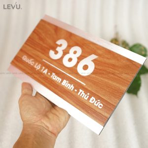 Bảng số nhà alu bạc xước mặt phủ vân gỗ khắc laser độc đáo LEVU ALSN08