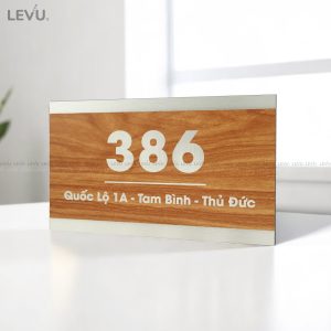 Bảng số nhà alu bạc xước mặt phủ vân gỗ khắc laser độc đáo LEVU ALSN08