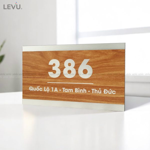 Bảng số nhà alu bạc xước mặt phủ vân gỗ khắc laser độc đáo LEVU ALSN08